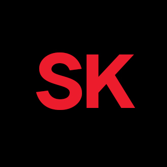 Logo SK rouge sur fond noir.