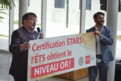 Le directeur général de l'ÉTS, François Gagnon (gauche) accompagné du secrétaire général Cédrick Pautel (droite).