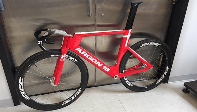 Vélo de course Argon 18, haute performance et technologie avancée.