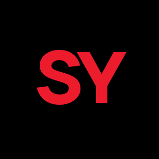 Logo rouge "SY" sur fond noir, stylisé pour une identité moderne.