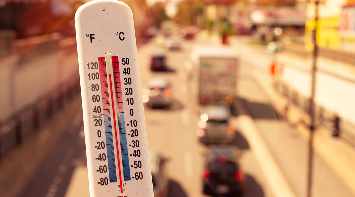 Température urbaine: un thermomètre indique la chaleur en ville.