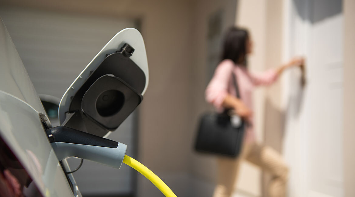 Technologie sécuritaire: une femme accède à un bâtiment sous la surveillance d'une caméra.
