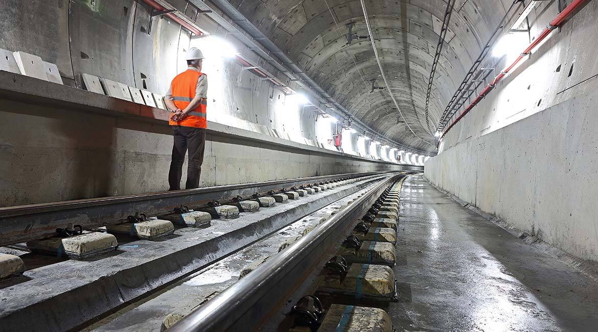 Ingénieur en sécurité surveillant une voie de métro souterraine.
