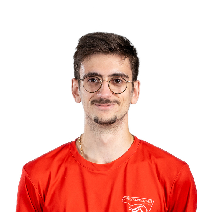 Étudiant en technologie avec des lunettes et maillot sportif.
