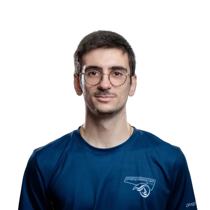 Étudiant en technologie avec des lunettes et maillot sportif.