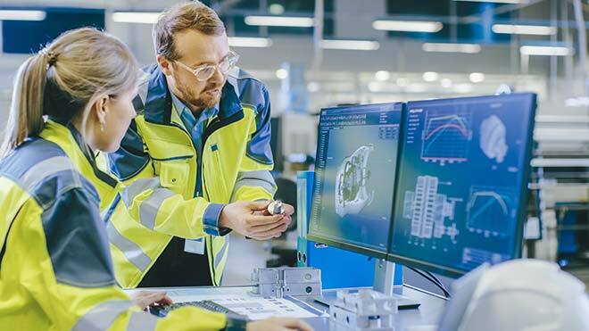travaileurs dans une usine de fabrication en aérospaciale