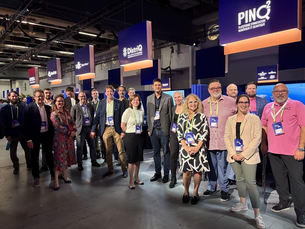 Un groupe de professionnels du secteur technologique se réunit pour promouvoir l'innovation numérique et quantique. Événement dynamique et collaboratif.