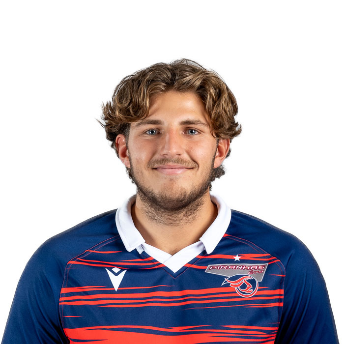 Étudiant souriant en tenue de rugby, affichant fierté et esprit d'équipe, prêt à relever des défis sur le terrain.