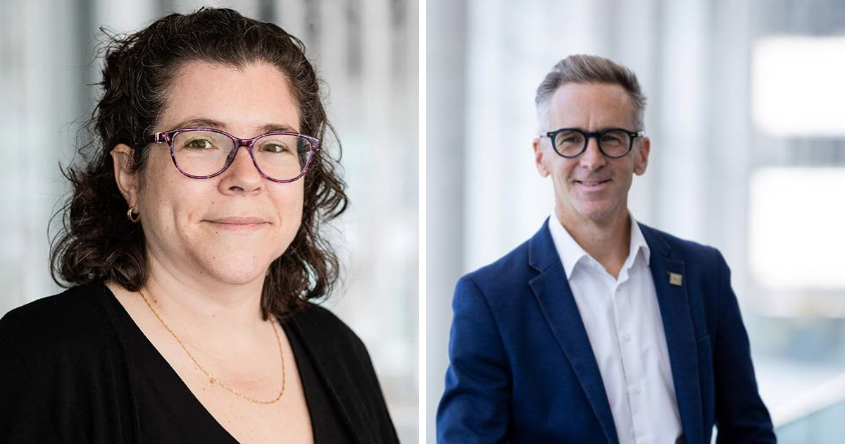 Deux professionnels souriants, l'un avec des lunettes rondes et l'autre en costume, se tiennent dans un environnement moderne et lumineux.