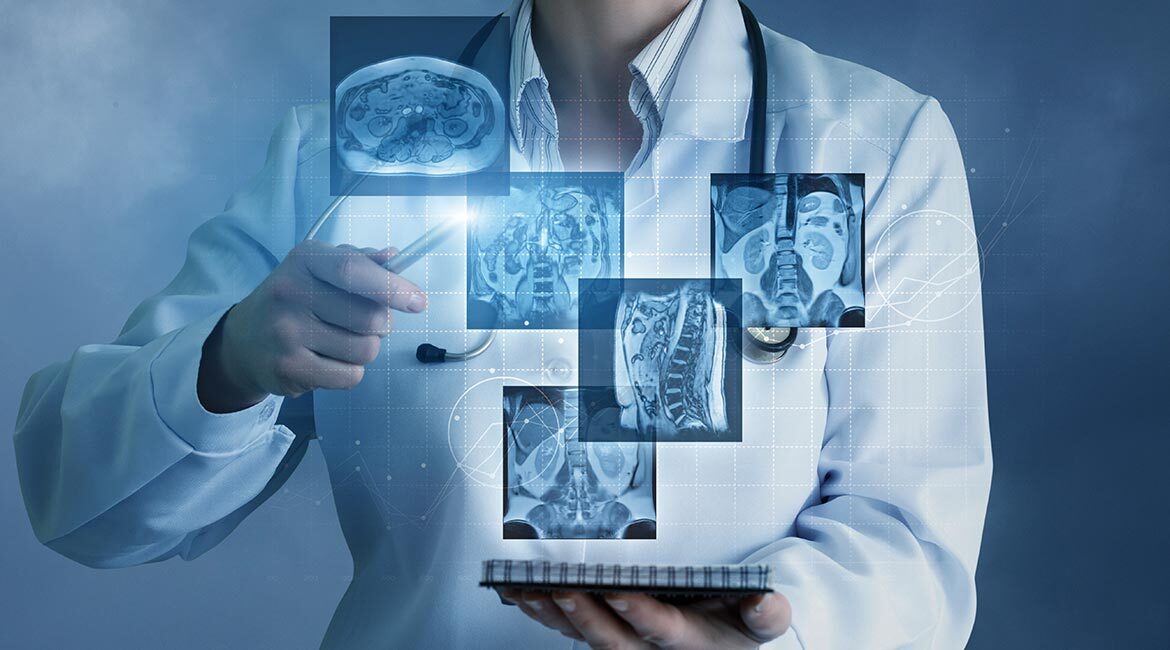 Médecin utilisant des technologies avancées pour analyser des imageries médicales.
