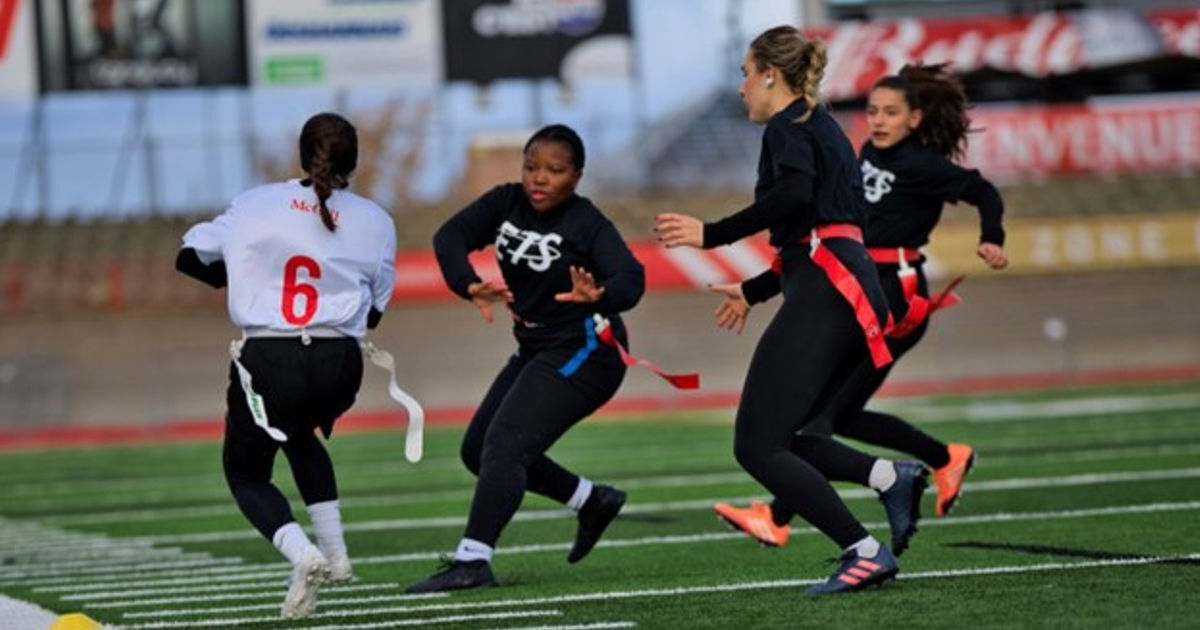 ÉTS flag football players running on the field.