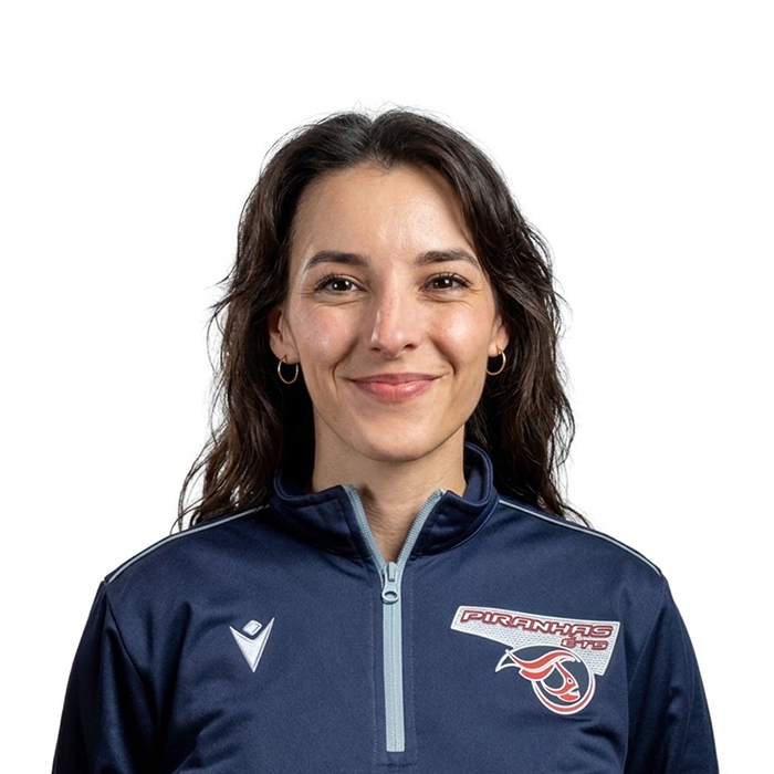 Étudiante dynamique en technologie, elle affiche un sourire chaleureux et porte une tenue sportive aux couleurs de l'université.