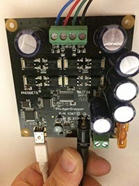 Circuit imprimé avec composants électroniques et connecteurs, illustrant la technologie en action.