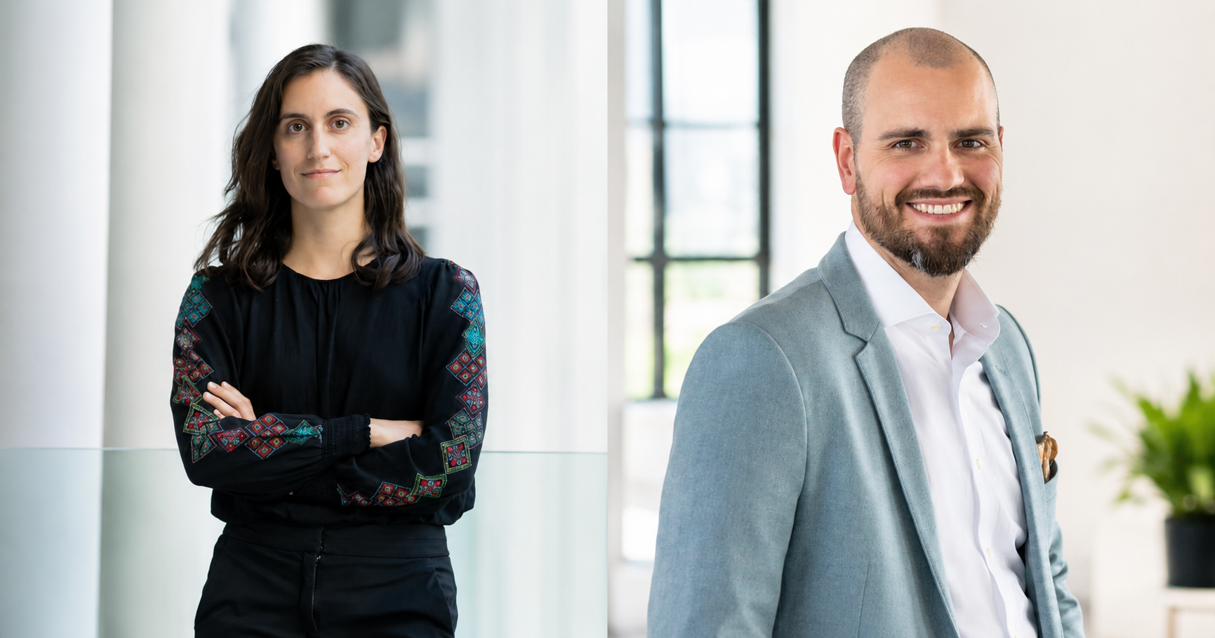 Deux personnes souriantes, l'une en tenue décontractée et l'autre en costume, dans un environnement moderne et lumineux.