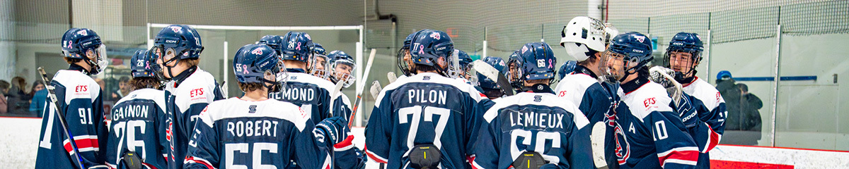 Équipe de hockey sur glace de l'Université, en pleine stratégie avant un match important. Esprit d'équipe et détermination au rendez-vous.