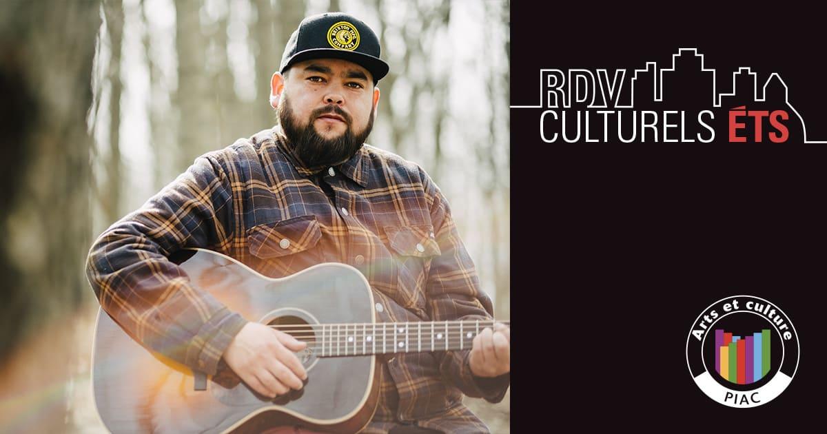 Un artiste joue de la guitare, vêtu d'une chemise à carreaux et d'une casquette, au milieu d'une forêt verdoyante.
