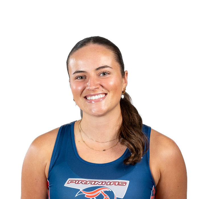 Étudiante souriante en tenue sportive, engagée et dynamique, prête à représenter son équipe avec fierté.