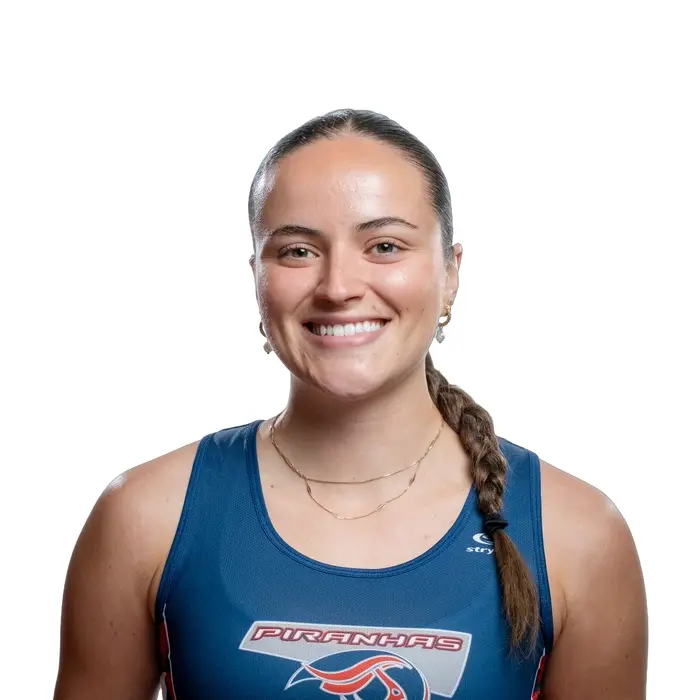Étudiante souriante en tenue sportive, engagée et dynamique, prête à représenter son équipe avec fierté.