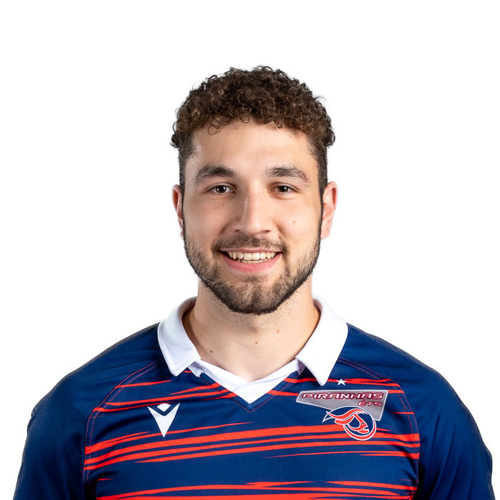 Étudiant dynamique, vêtu du maillot des Piranhas, affichant un sourire confiant et prêt à relever des défis.