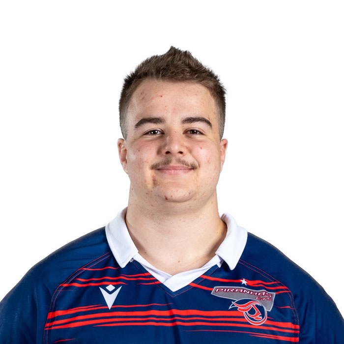 Étudiant souriant en maillot de sport universitaire.