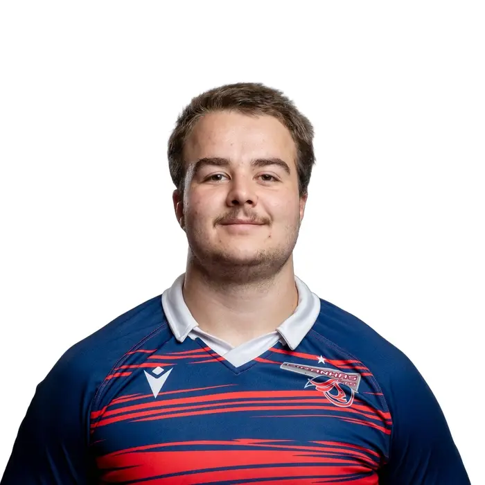 Étudiant souriant en maillot de sport universitaire.