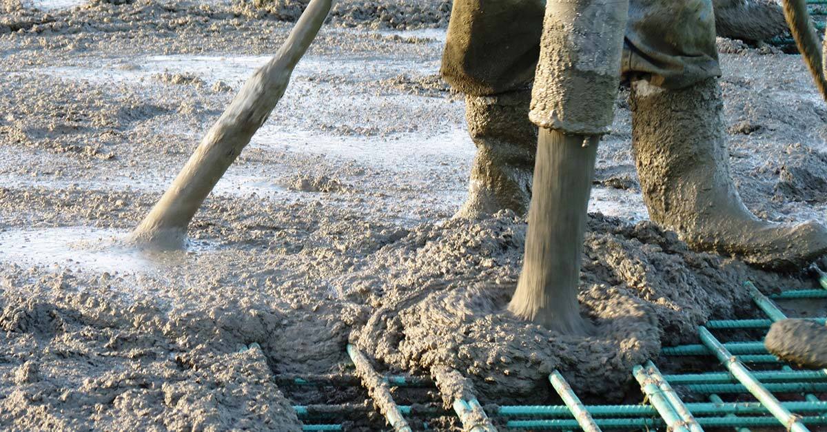 Coulée de béton dans le cadre d'un projet de génie civil.
