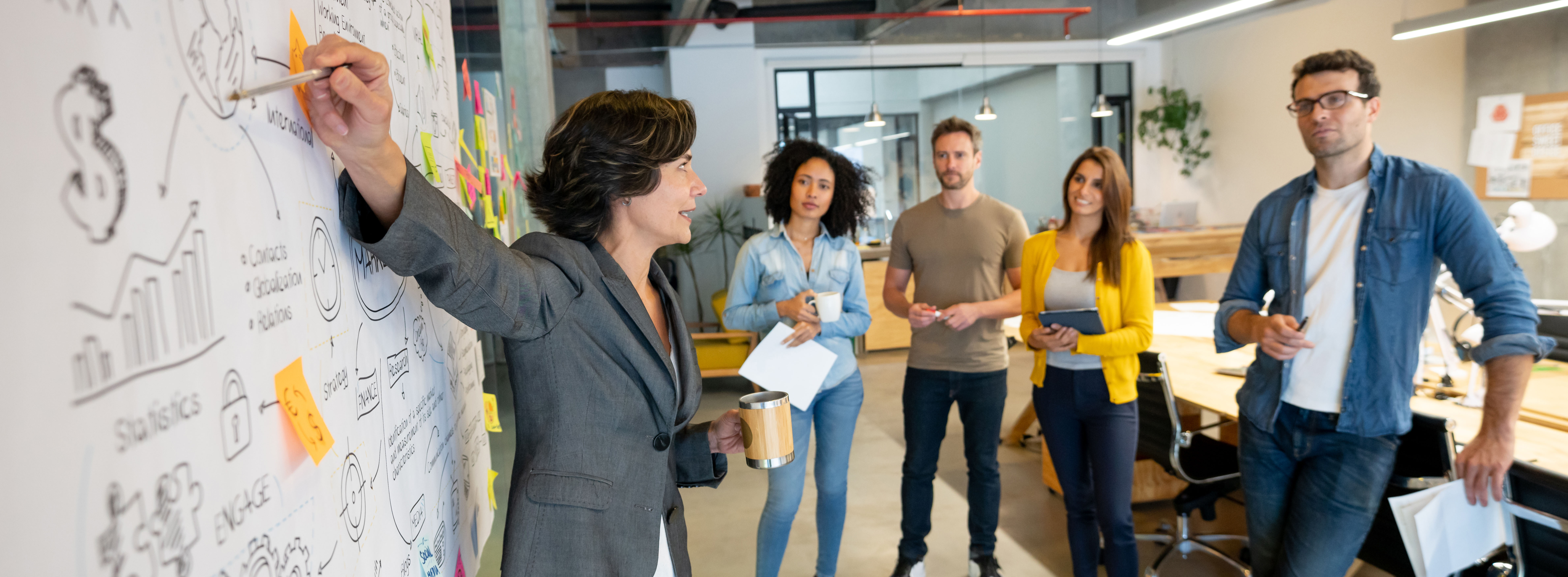 Groupe dynamique en pleine session de brainstorming, échangeant idées et concepts sur un tableau collaboratif. Ambiance de créativité et d'innovation.