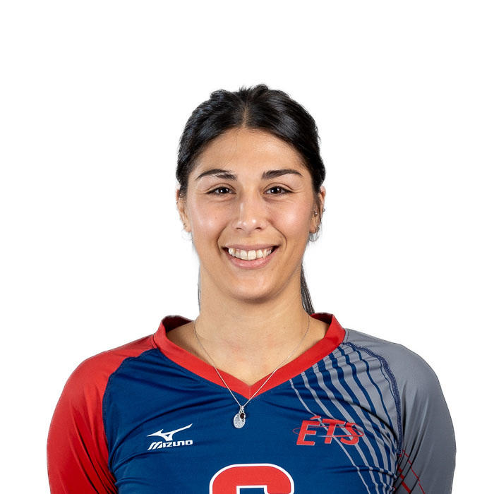 Athlète souriante en tenue de volleyball, représentant fièrement son équipe avec une attitude confiante et dynamique.