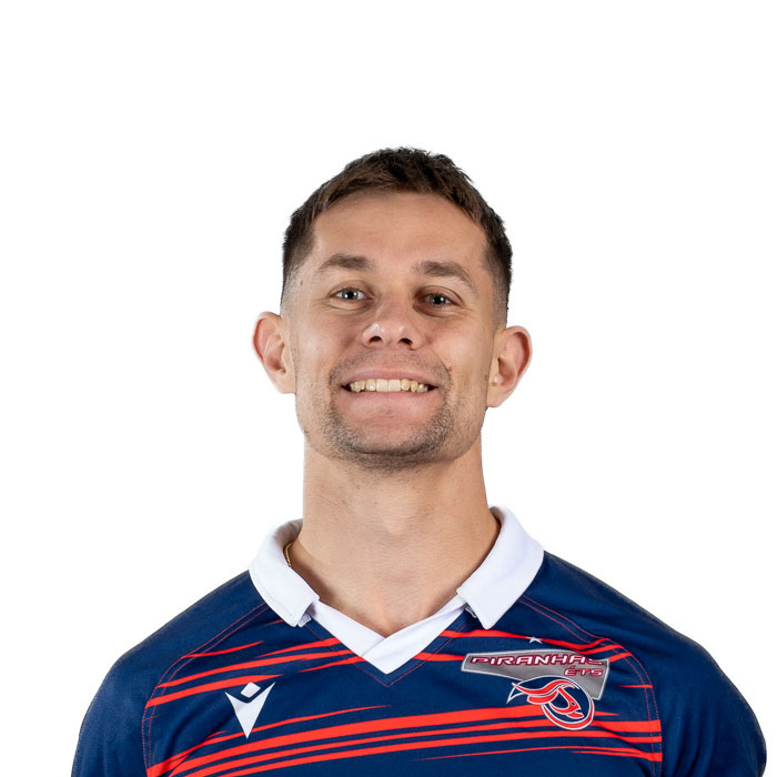 Étudiant souriant en maillot de sport, représentant l'esprit d'équipe et la passion pour le rugby à l'Université en technologie supérieur.