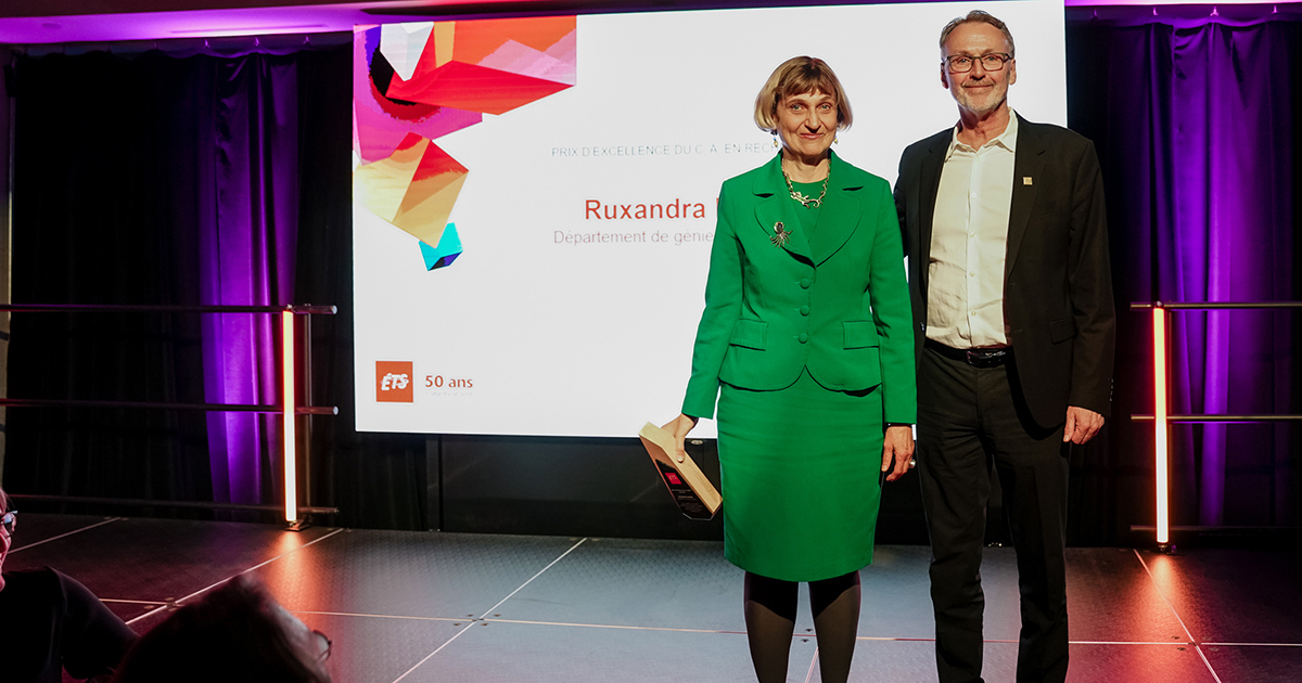 Ruxandra reçoit un prix d'excellence à l'ÉTS pour ses contributions.