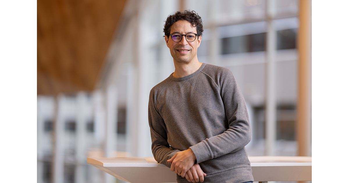 Professeur en technologie souriant, posant au sein de l'université.