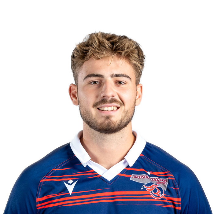 Étudiant en technologie, il porte un maillot aux couleurs de l'université, affichant un sourire confiant et déterminé.