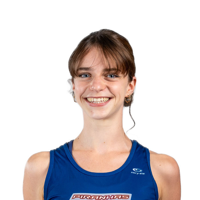 Athlète souriante en tenue sportive avec logo "Piranhas".