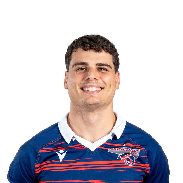 Étudiant souriant en tenue de sport, représente dynamisme et jeunesse.