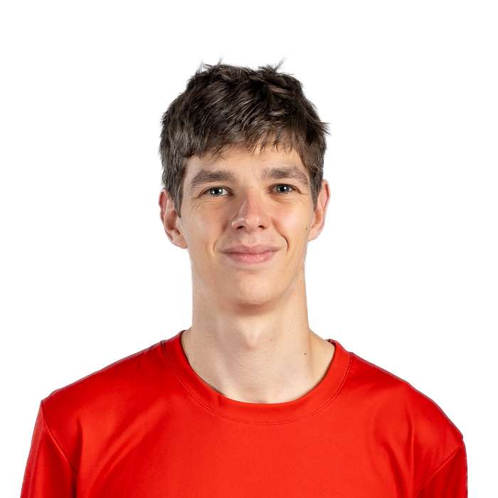 Étudiant souriant, vêtu d'un maillot de sport bleu.