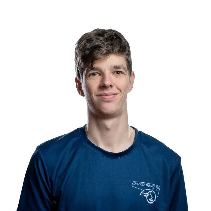 Étudiant souriant, vêtu d'un maillot de sport bleu.