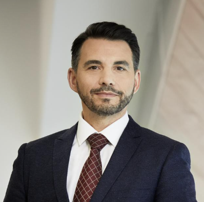 Professionnel en technologie, il dégage une image de confiance avec un style soigné et une présence assurée.