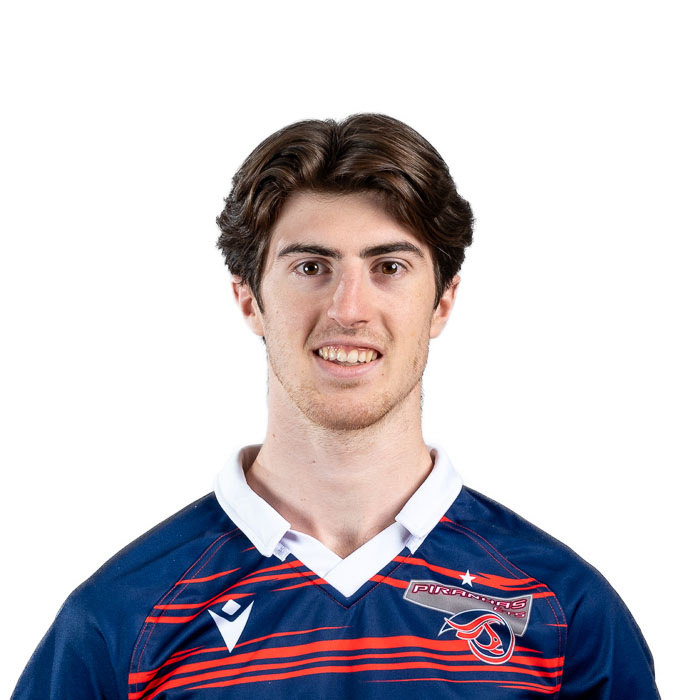 Étudiant souriant portant le maillot des Pirates, symbole d'esprit d'équipe et d'engagement sportif à l'Université en technologie supérieur.
