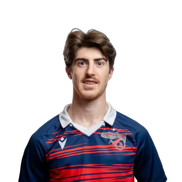 Étudiant souriant portant le maillot des Pirates, symbole d'esprit d'équipe et d'engagement sportif à l'Université en technologie supérieur.