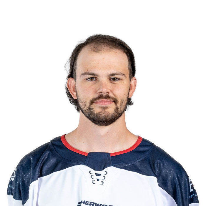 Étudiant en maillot sportif de l'ÉTS souriant, fier représentant de son université.