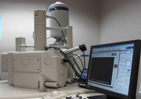 Équipement de laboratoire moderne avec un microscope électronique et un ordinateur pour l'analyse de données.