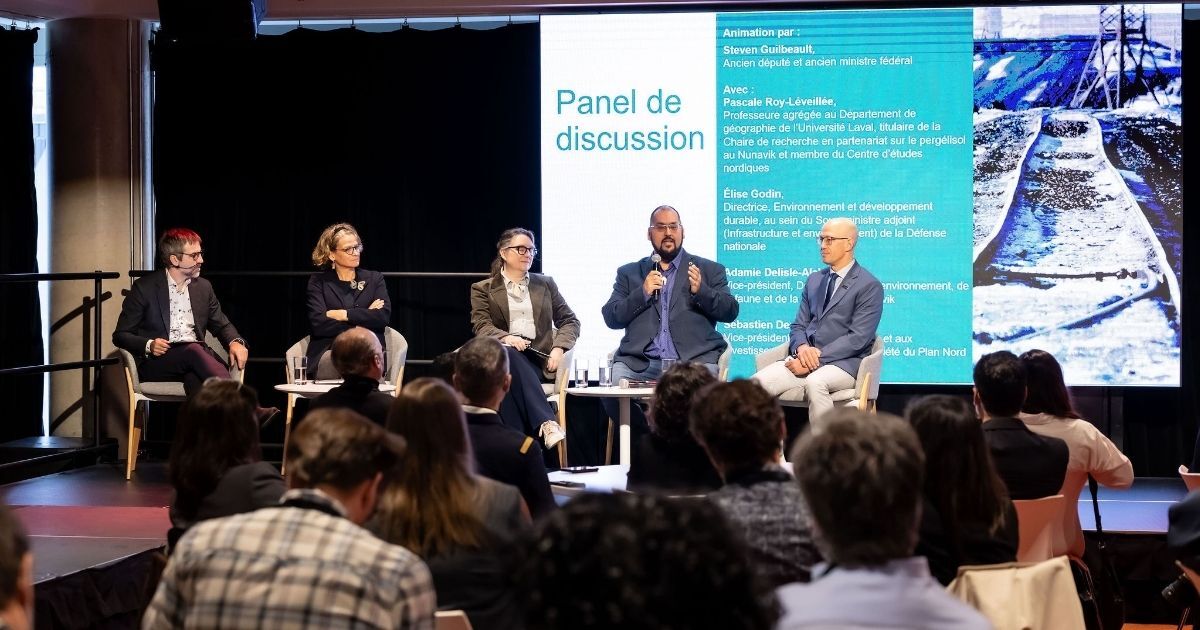 Un panel de discussion animé par Steven Guilbeault, réunissant des experts sur des enjeux environnementaux et de développement durable.