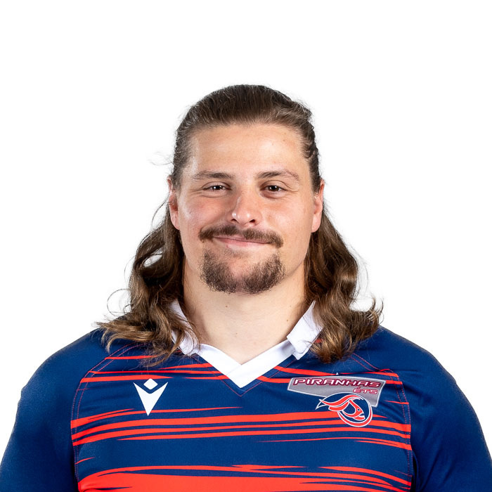 Étudiant souriant en tenue sportive, symbolisant dynamisme et esprit d'équipe de l'université.