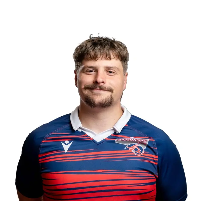 Étudiant souriant en tenue sportive, symbolisant dynamisme et esprit d'équipe de l'université.