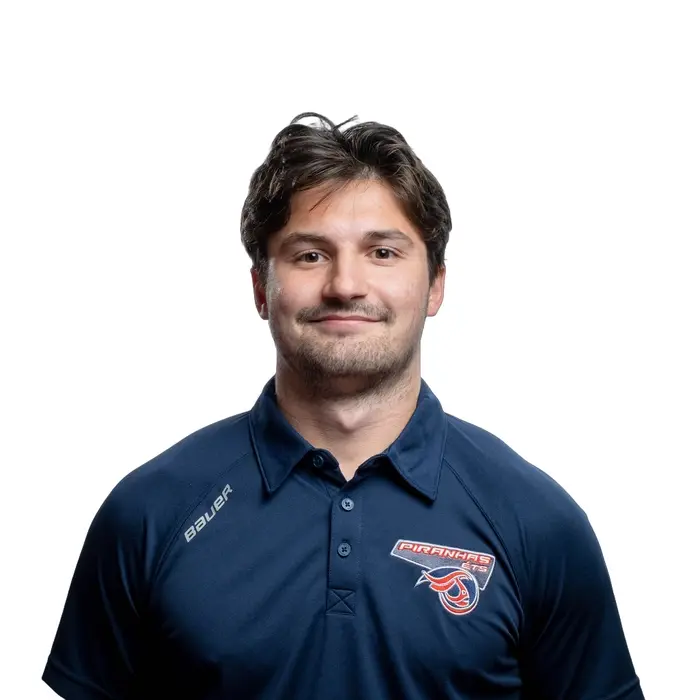Étudiant en technologie, il porte un maillot de hockey. Son regard sérieux témoigne de sa détermination et de son engagement.