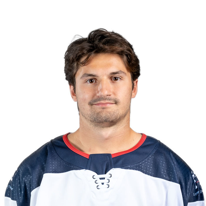 Étudiant en technologie, il porte un maillot de hockey. Son regard sérieux témoigne de sa détermination et de son engagement.