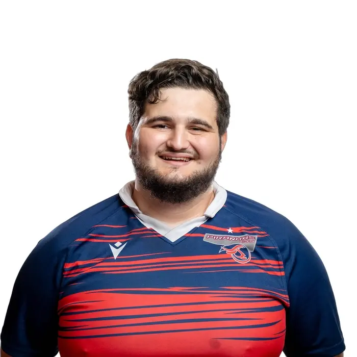 Étudiant engagé et passionné de rugby, il arbore fièrement les couleurs de son équipe avec détermination et enthousiasme.