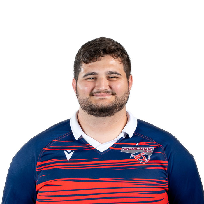 Étudiant engagé et passionné de rugby, il arbore fièrement les couleurs de son équipe avec détermination et enthousiasme.