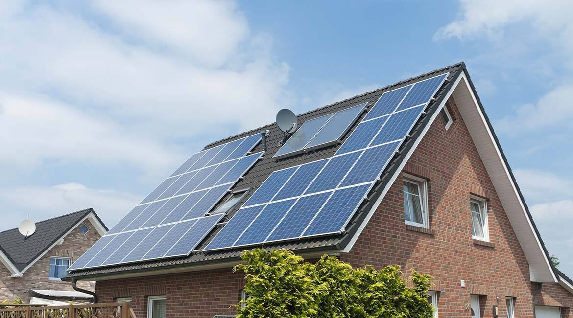 Maison avec panneaux solaires sur le toit. Énergie renouvelable.