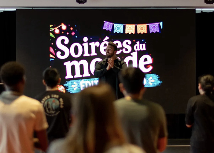 Un animateur engage le public lors des "Soirées du monde", un événement culturel et festif à l’Université en Technologie Supérieure.